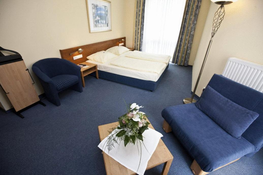 Hotel Rheinpark Рийс Екстериор снимка