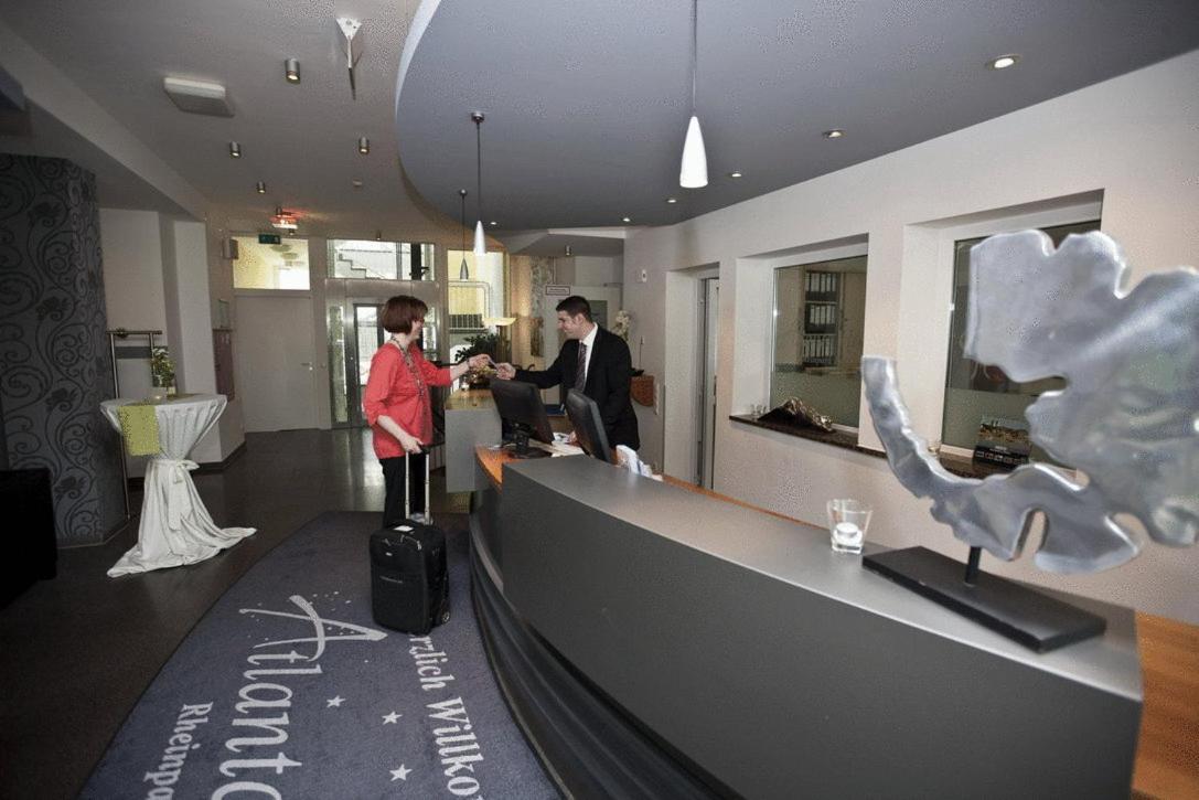 Hotel Rheinpark Рийс Екстериор снимка