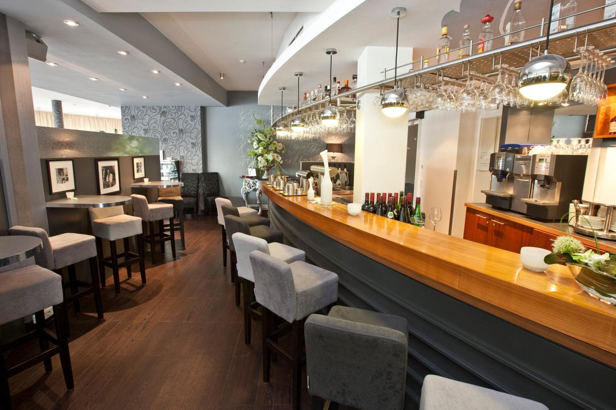 Hotel Rheinpark Рийс Екстериор снимка