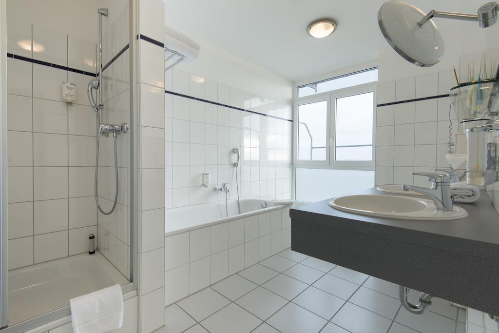 Hotel Rheinpark Рийс Екстериор снимка