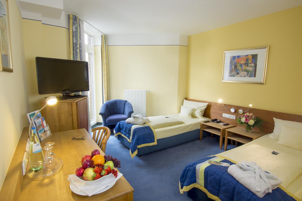 Hotel Rheinpark Рийс Екстериор снимка