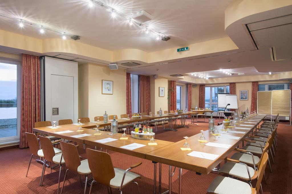 Hotel Rheinpark Рийс Екстериор снимка